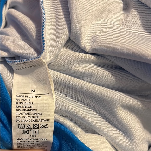 Gorgeous One-Piece Swimsuit with cut out! Sz M. Ruching adjustable - Picture 6 of 6